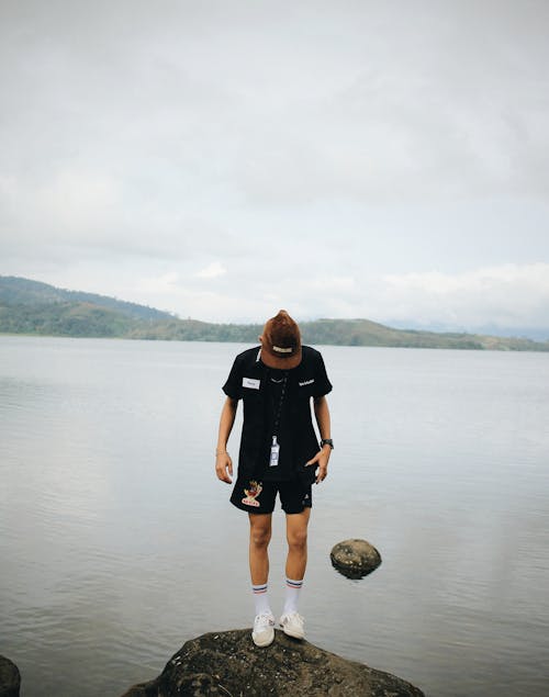 Foto profissional grátis de beira do lago, boné, camiseta