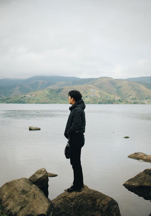 Foto profissional grátis de beira do lago, casaco, cenário