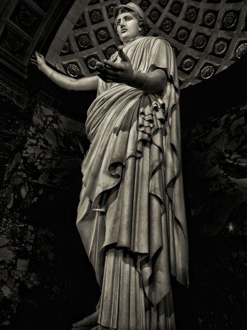 Free Elegant black and white photo of a marble sculpture in Paris, capturing classical beauty and artistic detail. Stock Photo
