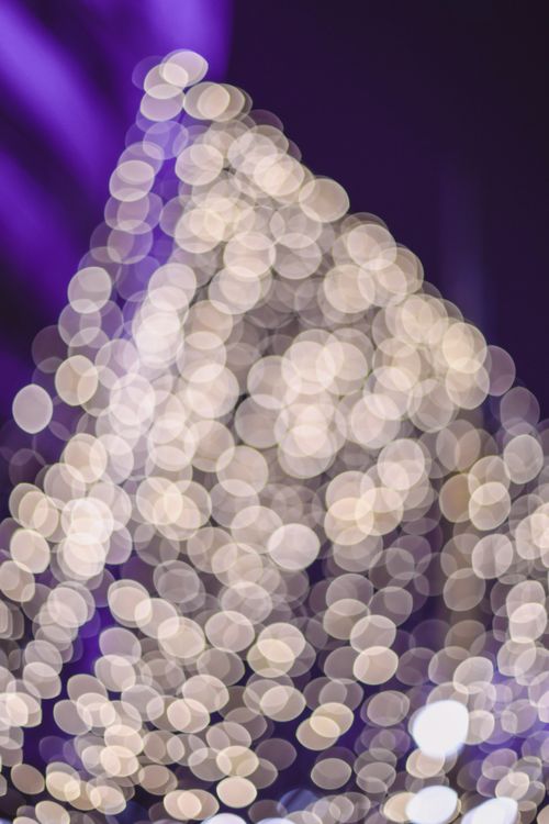 Free Captivating abstract bokeh light pattern against a rich purple backdrop, perfect for artistic designs. Stock Photo