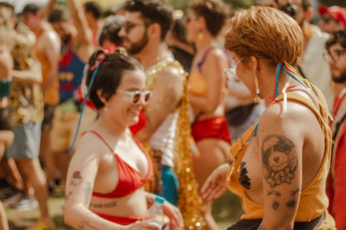 Free A lively street festival scene with diverse people celebrating in colorful attire. Stock Photo