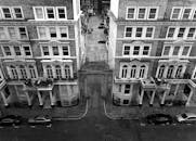 经典城市街道两侧宏伟建筑的空中黑白图像