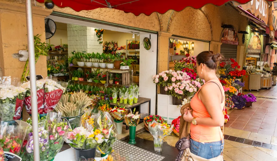 Le cours Saleya et le marché de la Libération