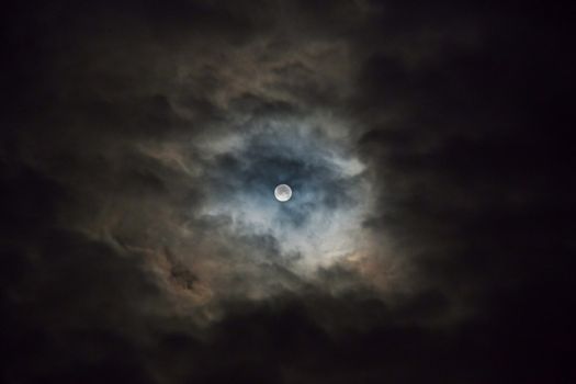 Lebendiger Himmel & Wolken – Weltraum Hintergrundbild