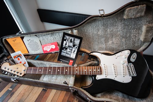 Gratis Gitar Listrik Stratocaster Putih Dan Hitam Dengan Case Foto Stok