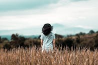 夏日里，一位年轻女子在麦田中享受着宁静的时光