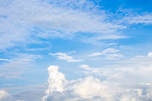 Fotobanka s bezplatnými fotkami na tému azúrová, nad oblakmi, oblaky na oblohe