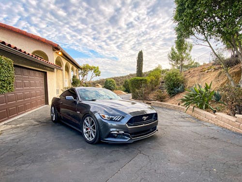 Бесплатное стоковое фото с ford, mustang, вертикальный выстрел