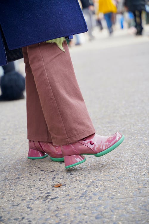 Ilmainen kuvapankkikuva tunnisteilla bootsit, city street, kengät