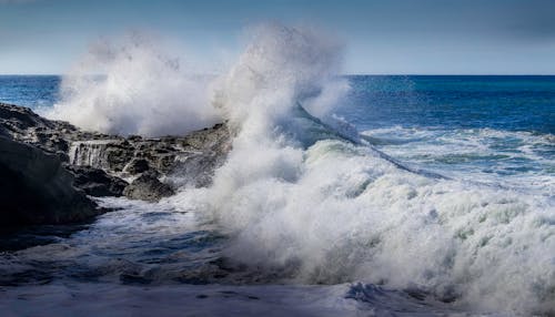 海のそばの岩のモノリス