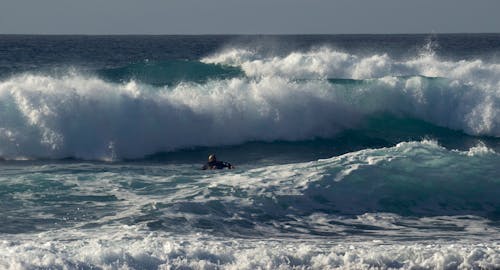 Persoon Die Op Oceaan Surft