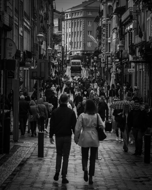 Free A vibrant black and white street scene in Porto, Portugal, capturing daily city life. Stock Photo