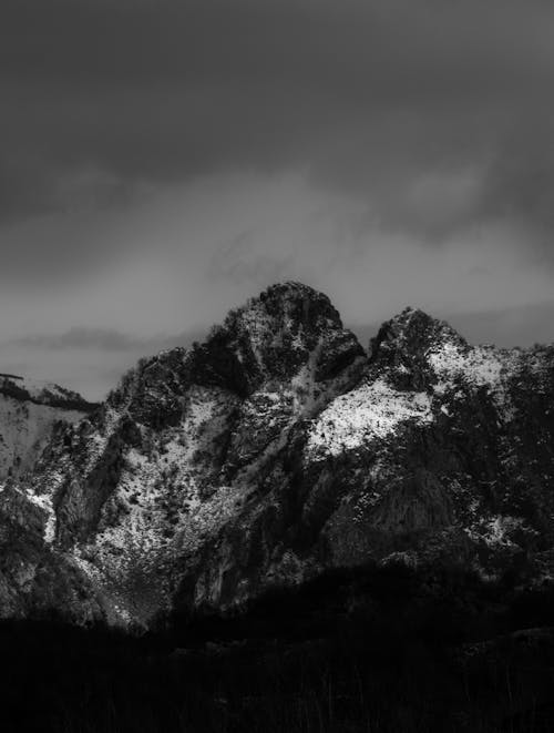 Darmowe zdjęcie z galerii z czarno-biały, góry, krajobraz