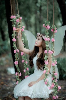 一位身穿白衣的仙女，坐在神秘森林中装饰着花朵的秋千上