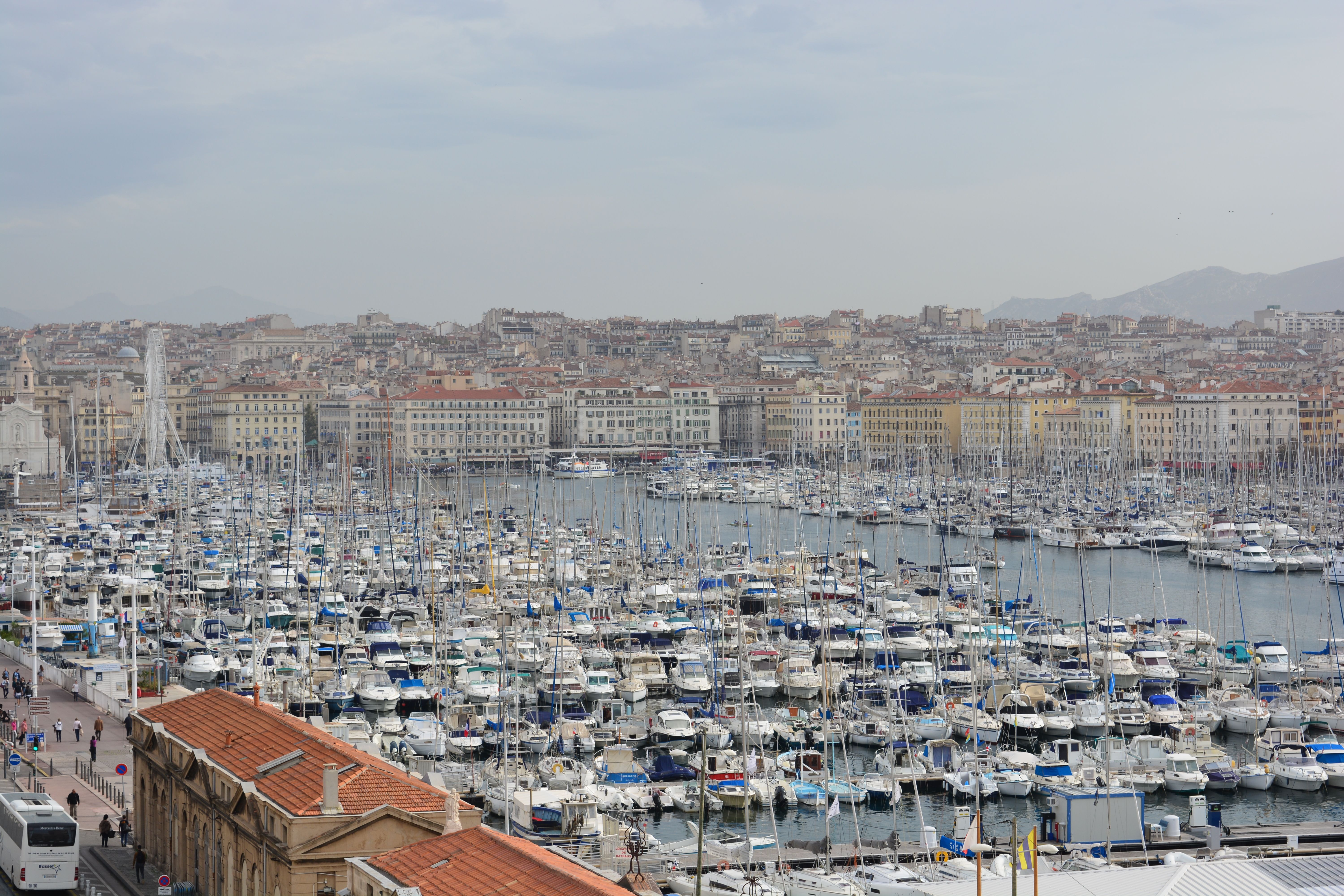 Vue d’ensemble urbaine, à l’image de marseille.