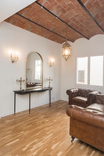 salón sofisticado con techos altos
