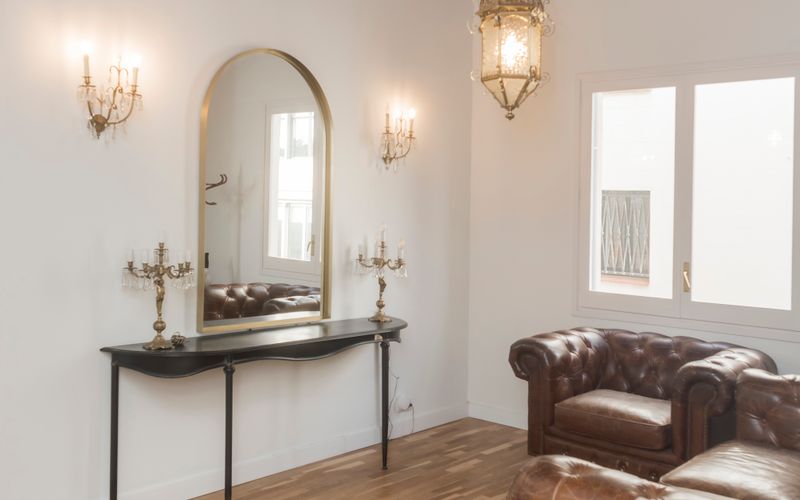 salón sofisticado con techos altos