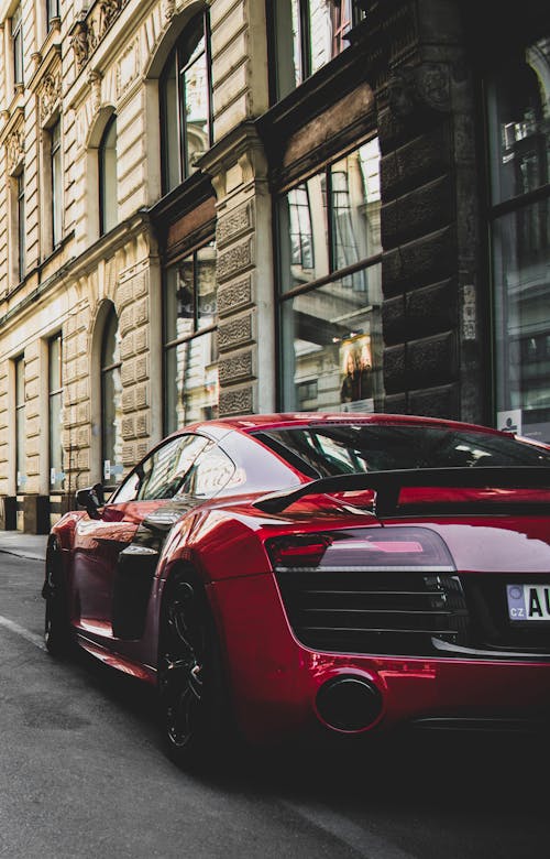 Audi R8 Coupe Rojo Y Negro Estacionado Cerca Del Edificio De Hormigón Gris