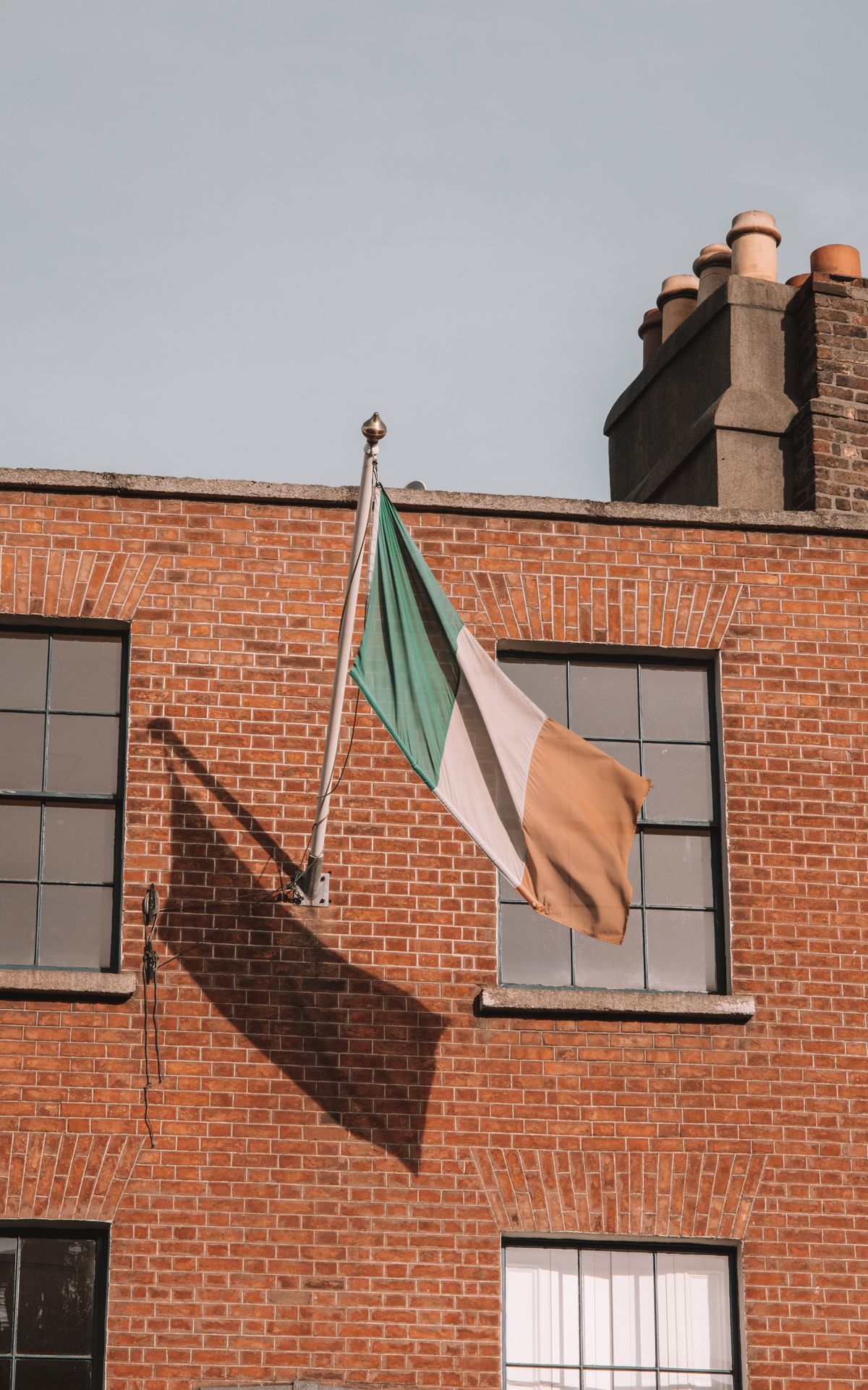 Dublin - steagul Irlandei pe fațada unei clădiri de cărămidă