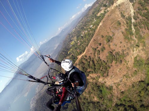 Photos gratuites de aventure, faire du parapente, haut