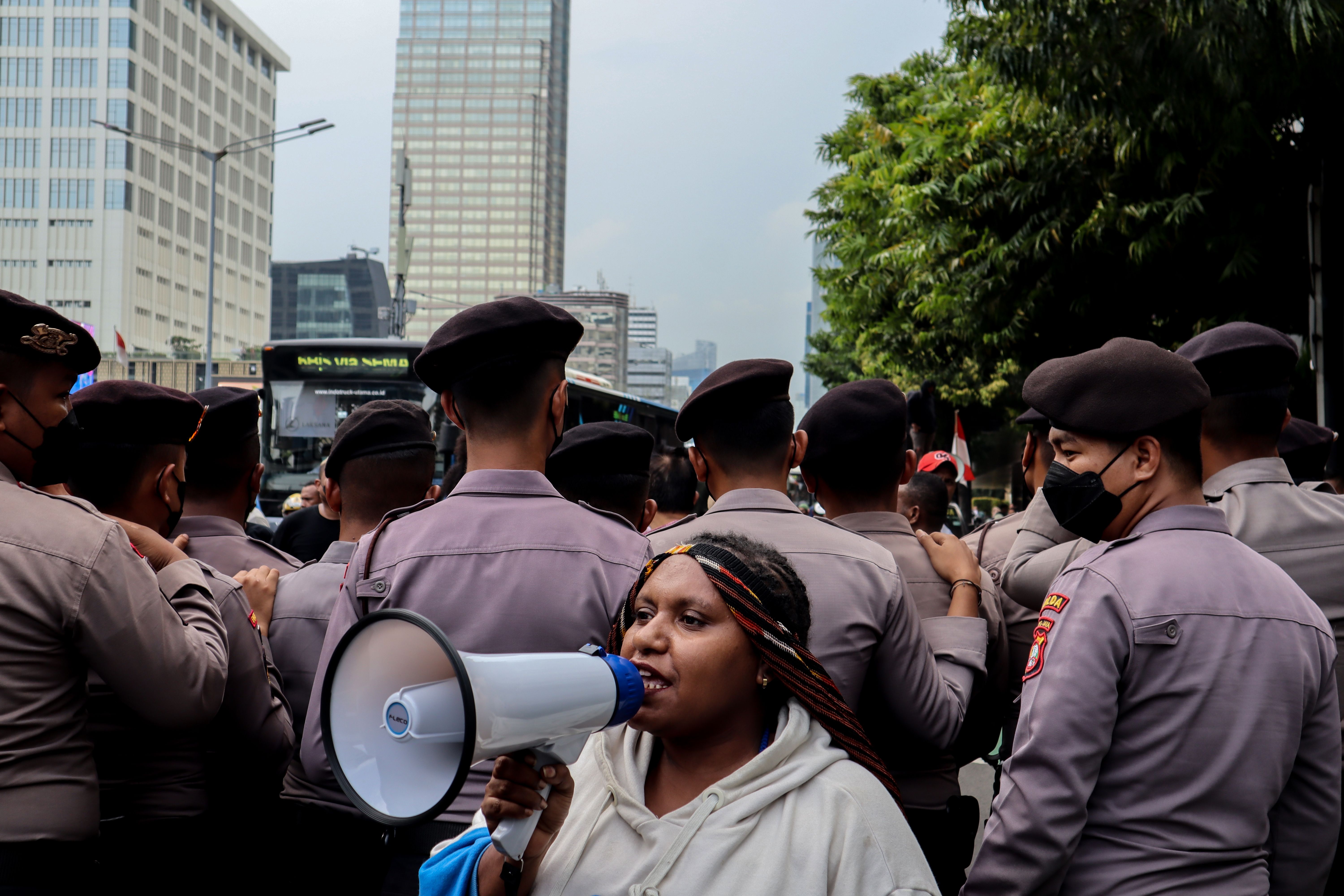 Polisi Kenakan Peci dan Sorban Saat Amankan Demo Mahasiswa di Mabes Polri