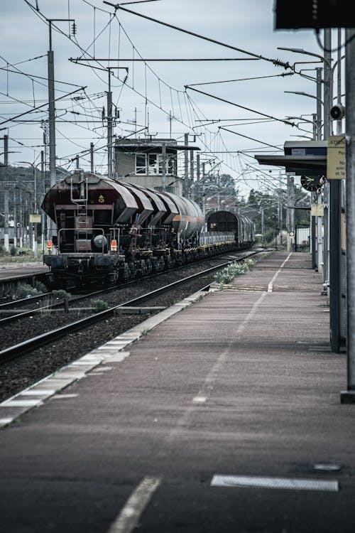 Fotos de stock gratuitas de carga, entrenar, estación