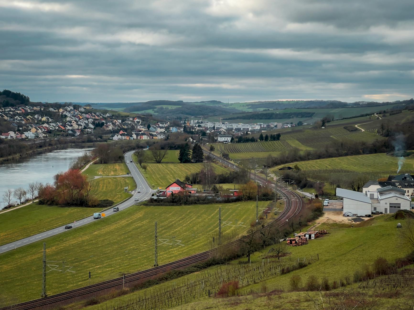 https://www.pexels.com/photo/clouds-over-river-and-town-15459877/