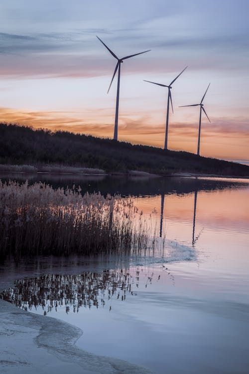 Foto d'estoc gratuïta de capvespre, guanyar turbines, llac