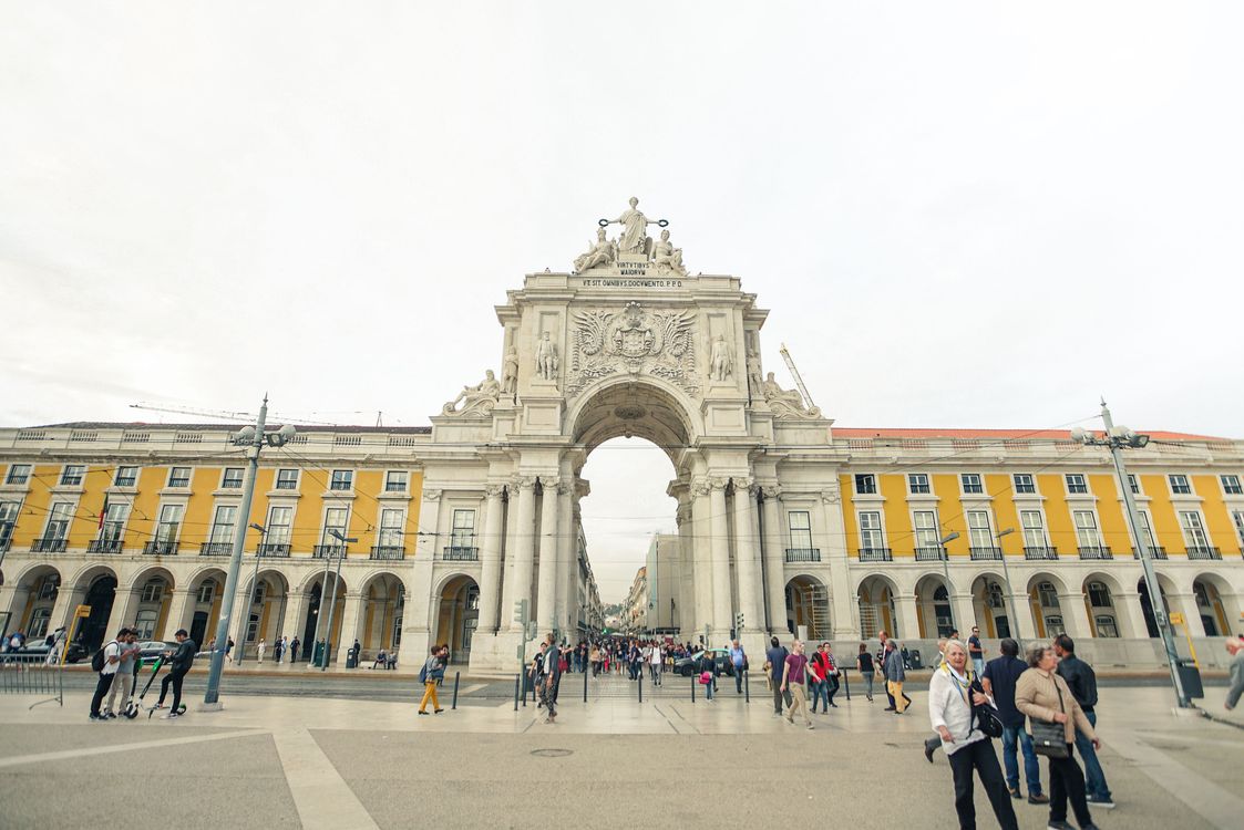 Gratis Persone Che Camminano Da Un Edificio Foto a disposizione