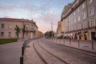 欧洲城市的鹅卵石街道、电车轨道和历史建筑在日落时分显得格外迷人