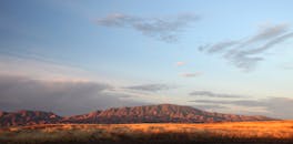 日落时分，山脉与天空的景色令人惊叹，捕捉到大自然的美丽