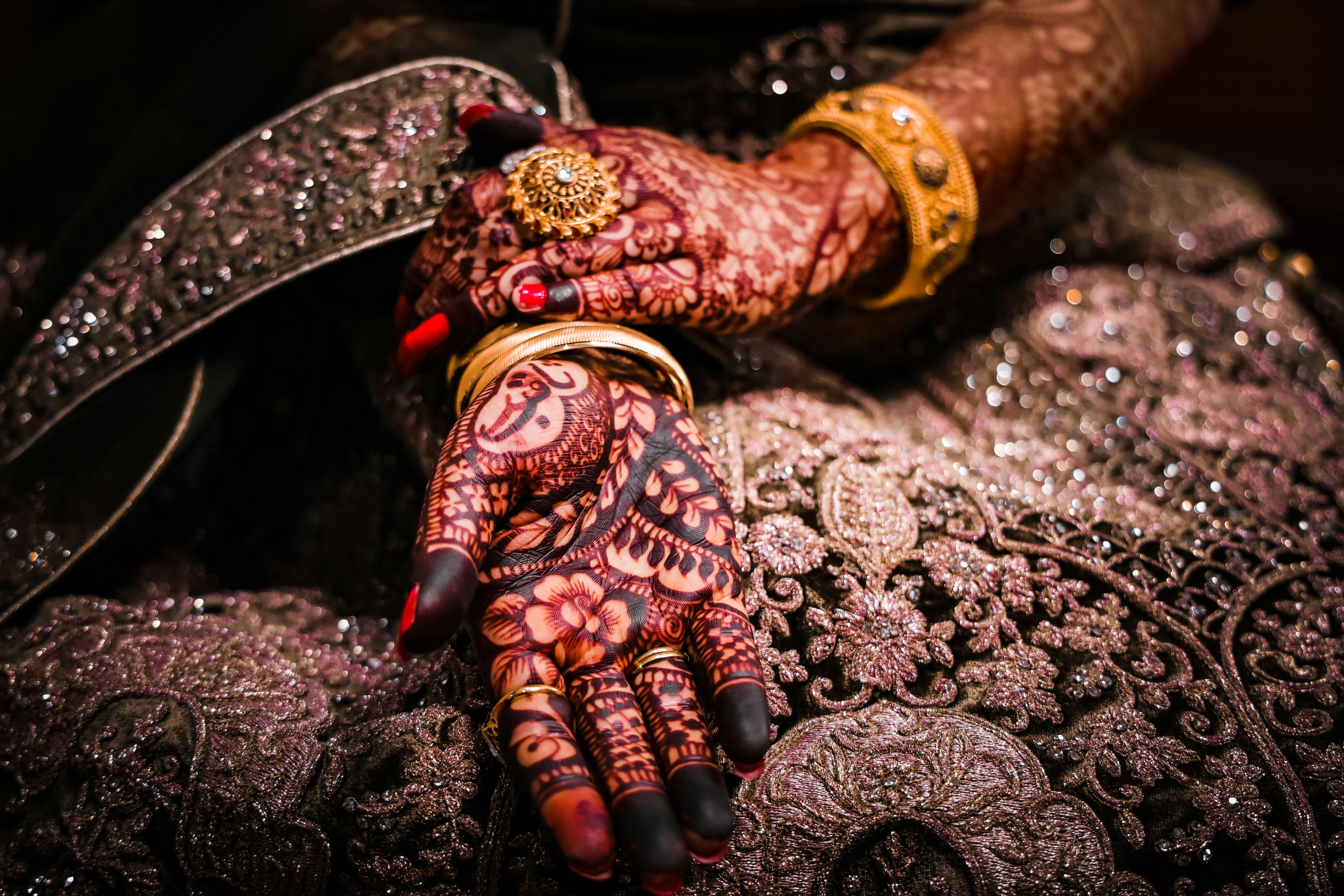 Traditional Bridal Mehndi (henna body art), the art of adorning women's  hands and feet. Used in many wedding ceremonies Stock Photo - Alamy