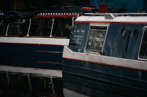 Gratis lagerfoto af arkitektur. by, blå og rød, by