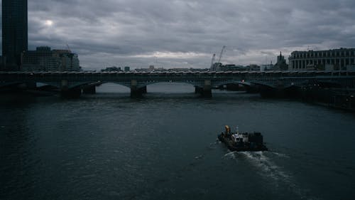 Gratis lagerfoto af arkitektur. by, båd, broer