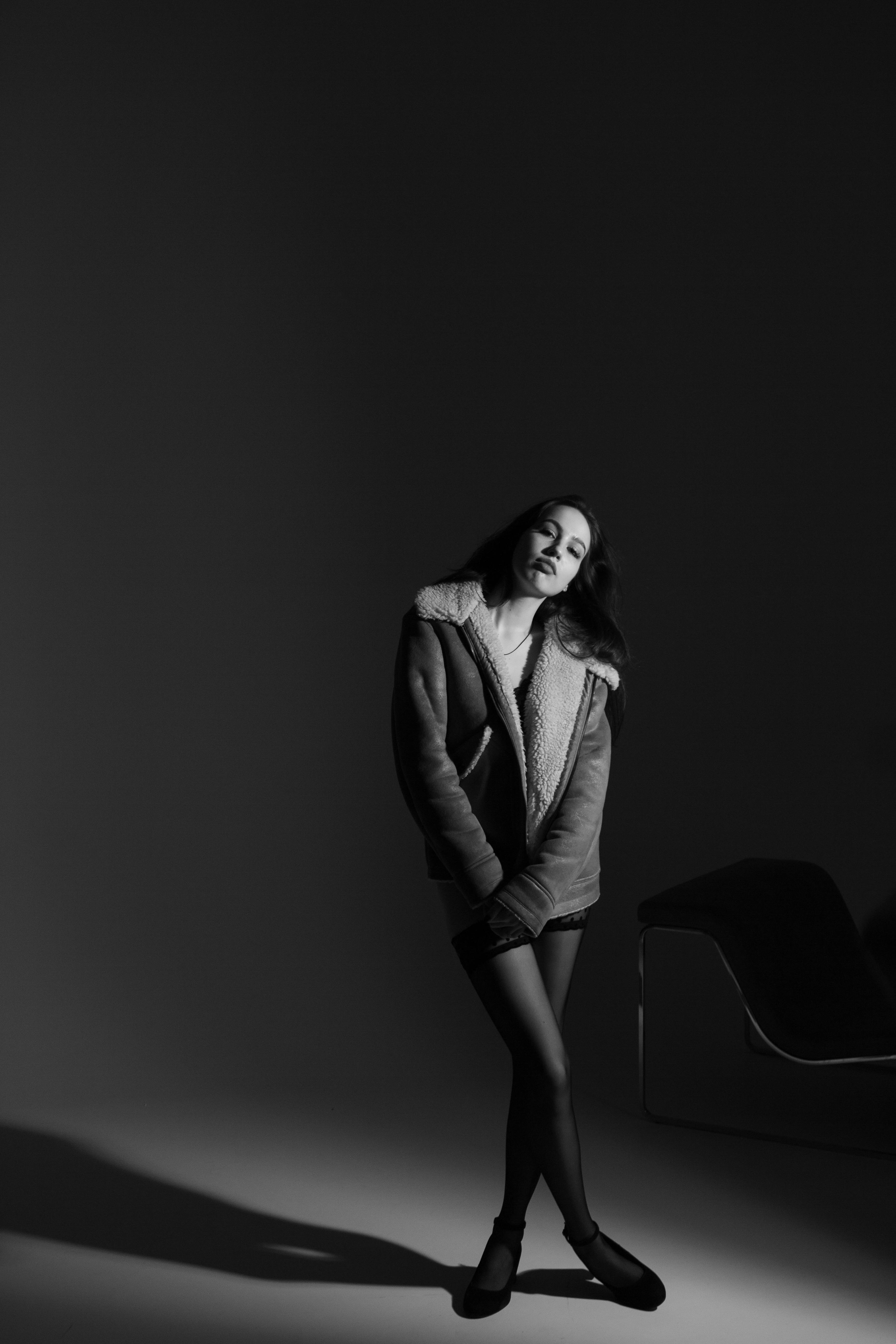 free photo of female model wearing a warm jacket posing in the studio