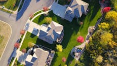 从鸟瞰图上看，风景如画的郊区住宅区里，花园充满活力，街道绿树成荫