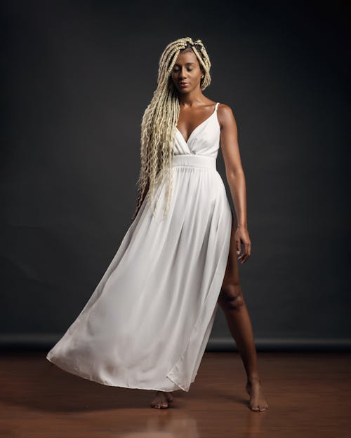 afrikalı-amerikalı kadın, Beyaz elbise, dikey atış içeren Ücretsiz stok fotoğraf