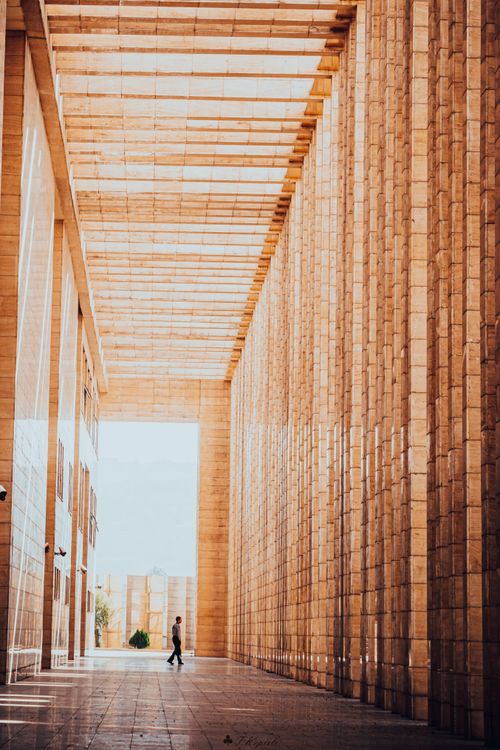 Free A modern architectural walkway in Türkiye flooded with sunlight and perspective. Stock Photo