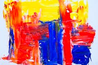 红色、蓝色和黄色交织出丰富多彩的抽象艺术与大胆的笔触