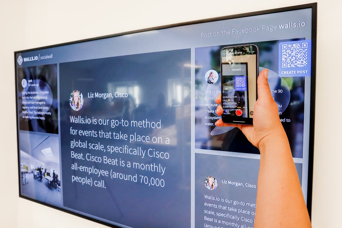 Donna che scansiona il codice QR sullo schermo della TV con smartphone