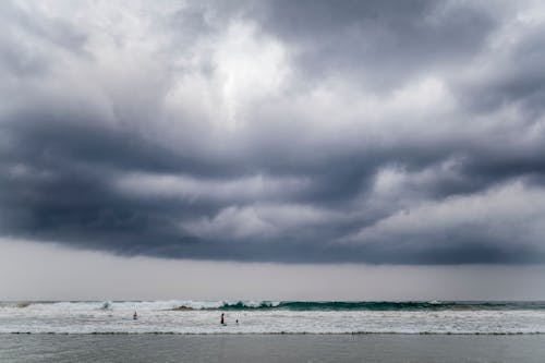 aşırı hava, dalgalar, deniz kıyısı içeren Ücretsiz stok fotoğraf