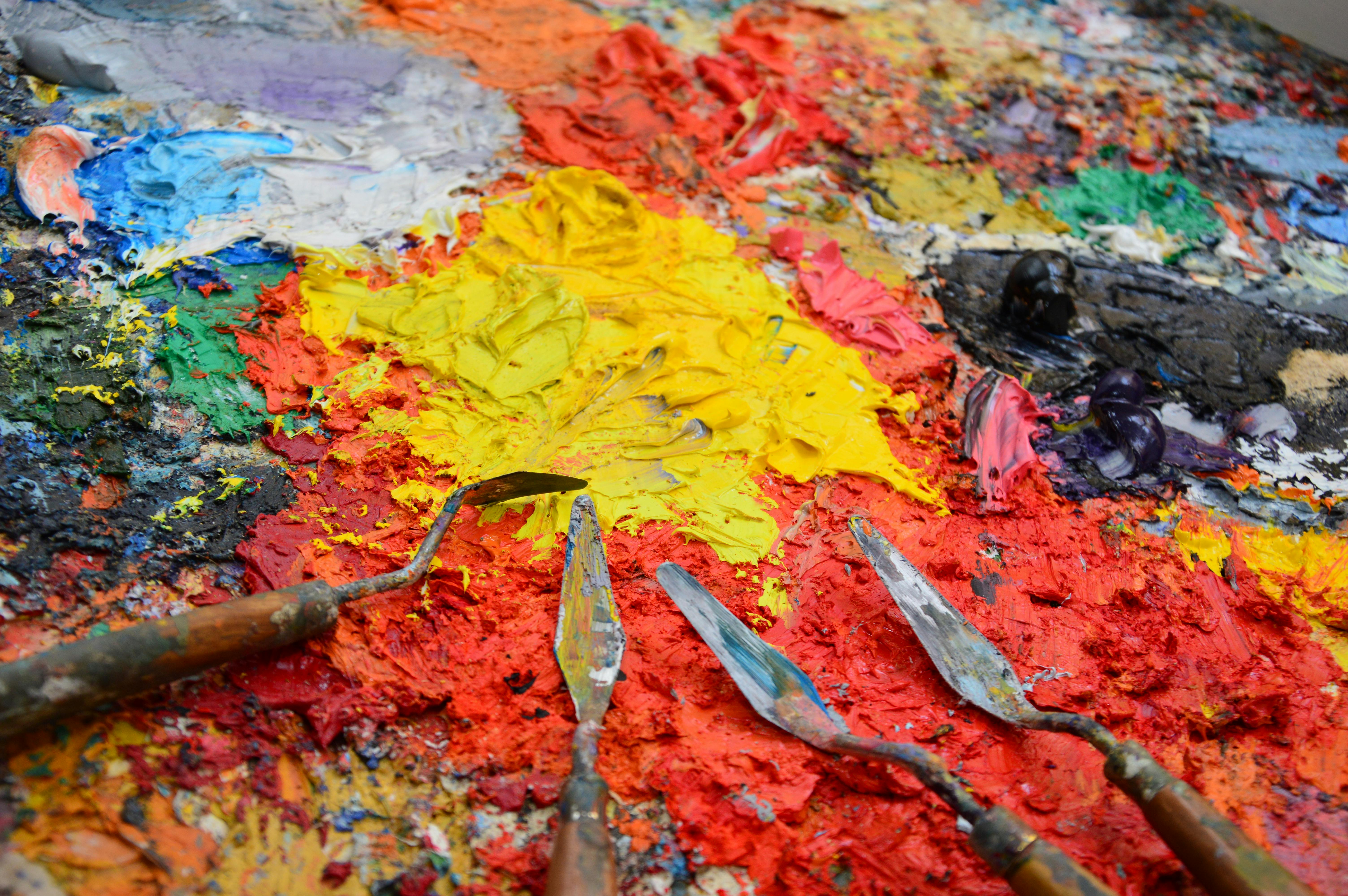 Closeup of a Mix of Paint and Spatulas · Free Stock Photo