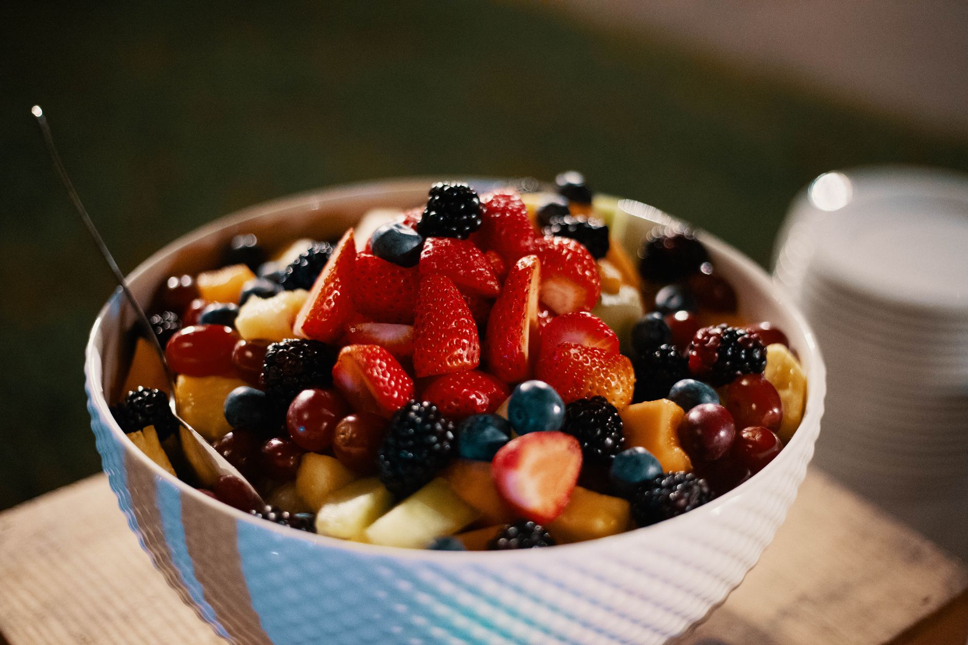 Frutas de calidad para tu dieta Tazón de frutas frescas y coloridas