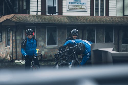 Deux Hommes Chevauchant Des Vélos De Montagne Noirs