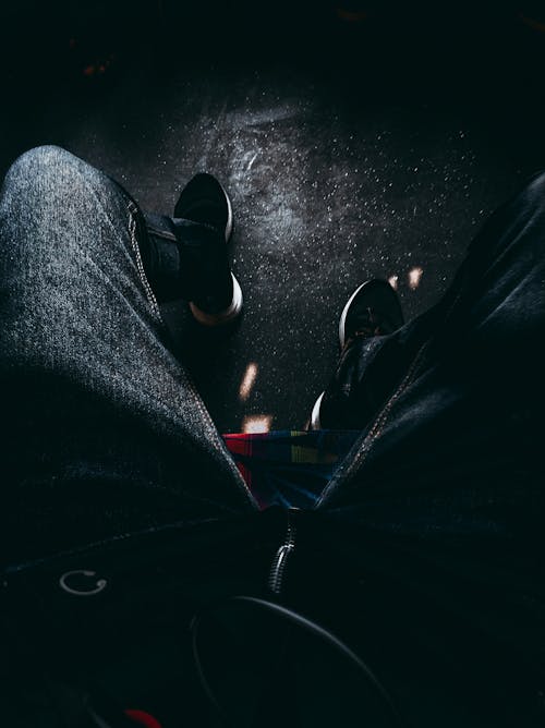 Человек в черных джинсах и туфлях