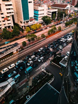从高视角俯瞰雅加达街道，繁华的城市交通与周围的建筑尽收眼底