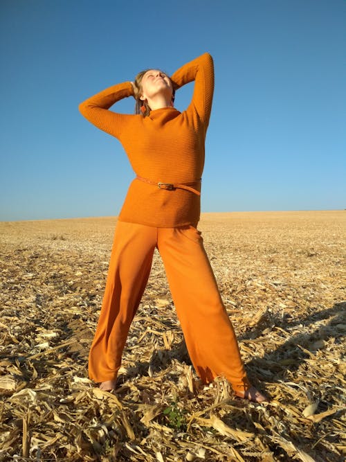 Безкоштовне стокове фото на тему «блакитне небо, вертикальні постріл, жінка»