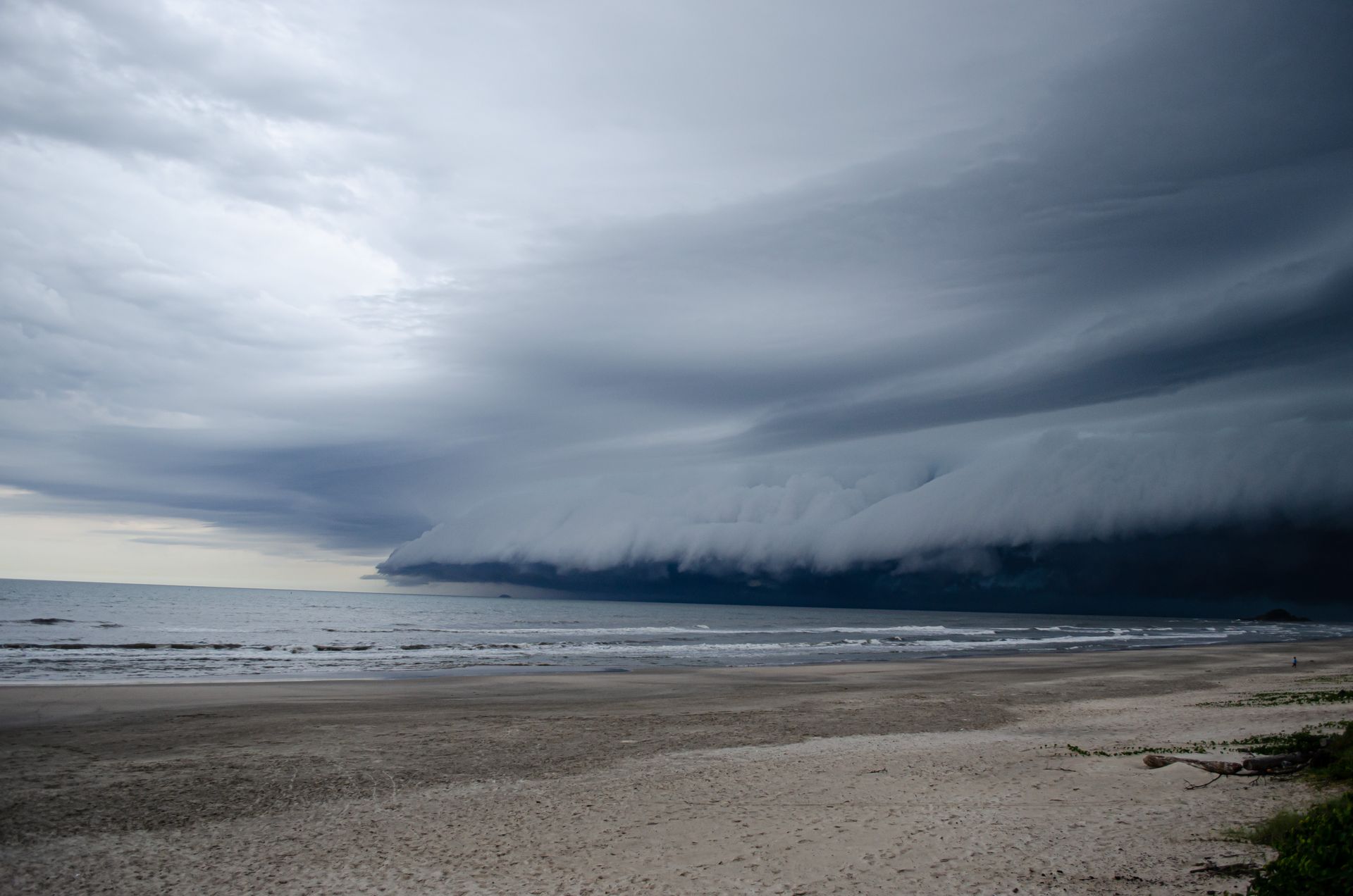 Une zone côtière sous un ciel gris et couvert