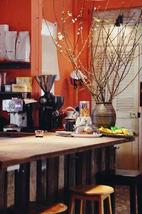 Free A cozy rustic cafe interior featuring coffee equipment and spring floral arrangements. Stock Photo