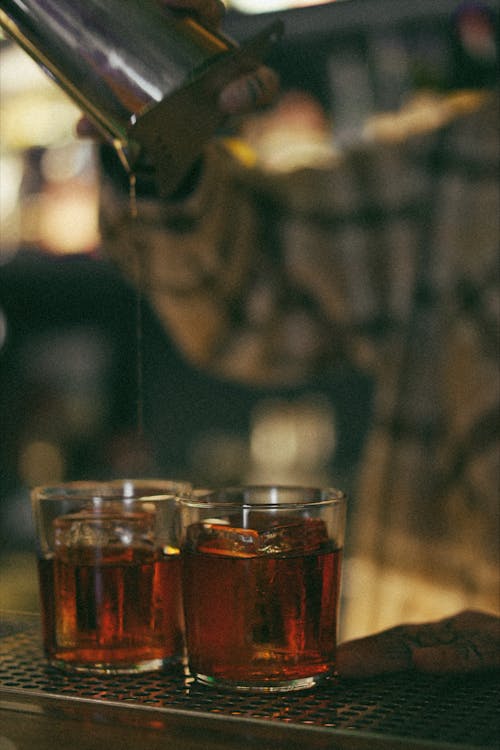 Darmowe zdjęcie z galerii z alkohol, bar, lada barowa